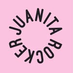 nterior del local Juanita Rocker en Funes, destacando perchero de ropa de diseño femenino y ambientación de multiespacio de moda