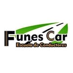 Alumno al volante durante una clase de manejo en Funes Car, escuela de conductores en Funes, Santa Fe.