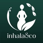 nterior del local Inhala Bar Natural en Funes, mostrando el sector de market saludable y mesas en un ambiente cálido y natural