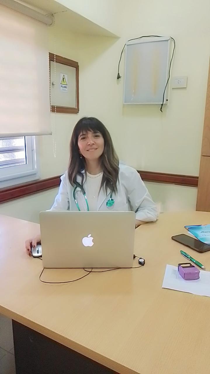 Paola Urbaneja médica geriatra en Funes especialista en adultos mayores